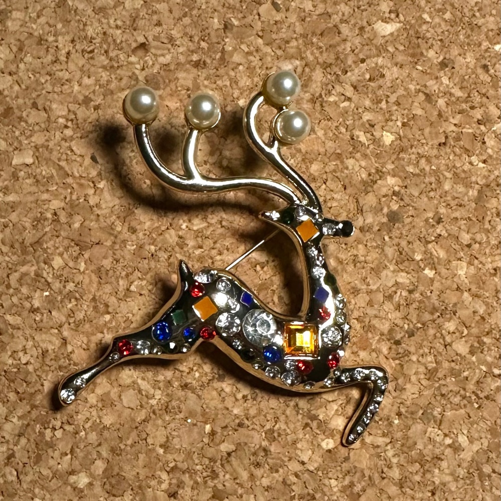 Sparkling Reindeer brooch